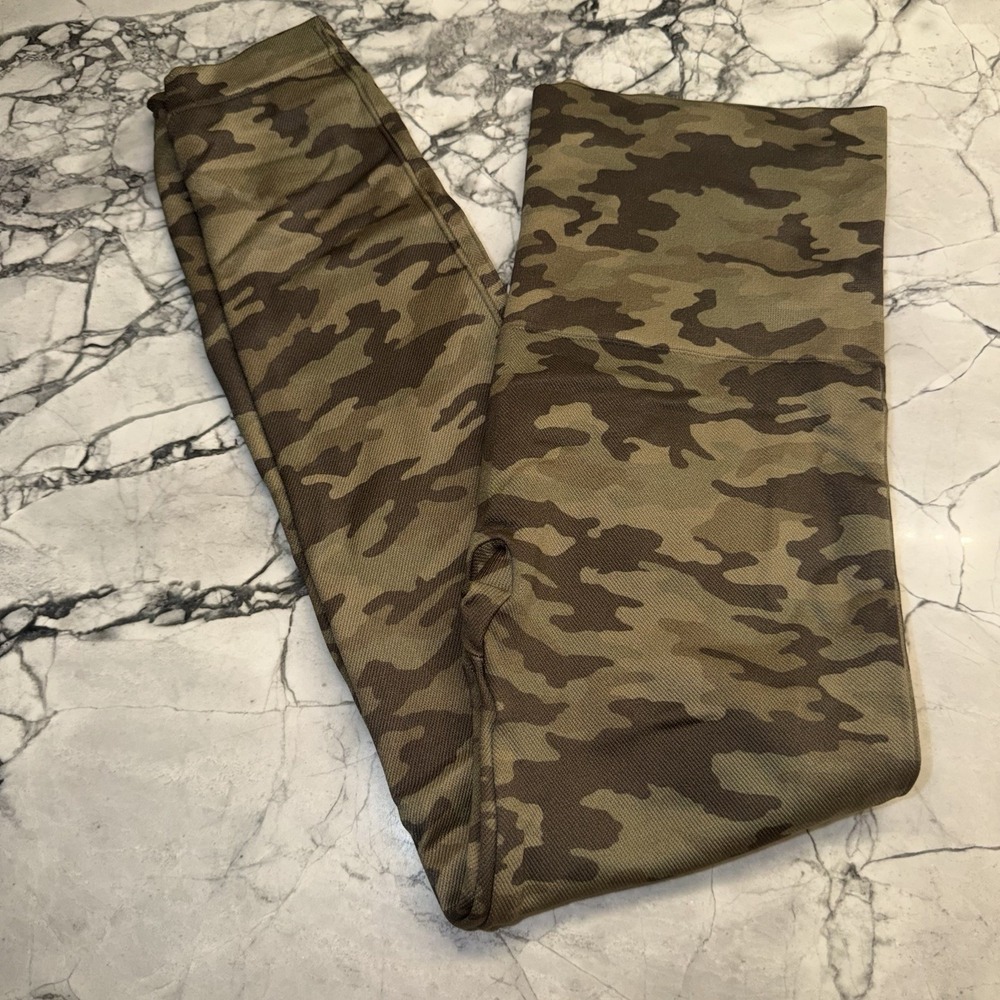Spanx Cropped Look At Me Now Leggings Large (10/12) Green Camo Crop Seamless